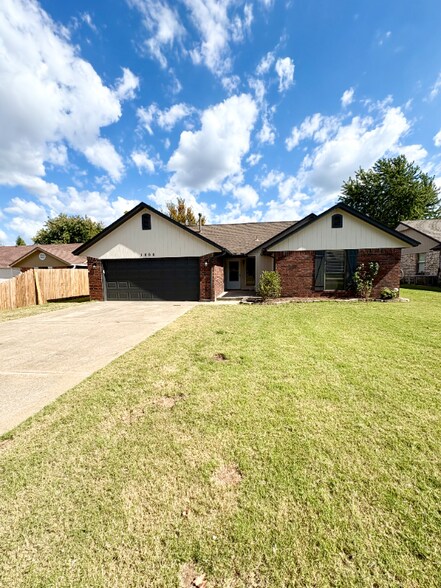 Building Photo - 1800 Cimarron Trail