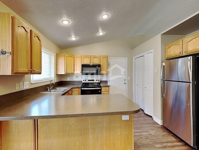 Building Photo - 771 S 900 E