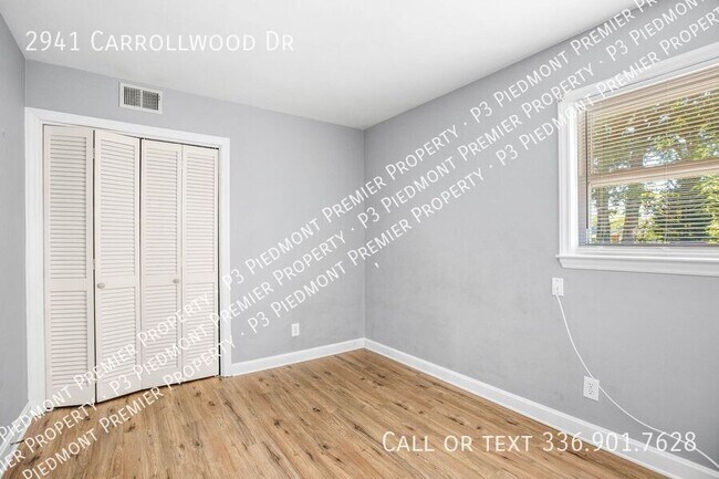 Building Photo - Spacious 3 Bedroom - Call Leasing Agent Li...