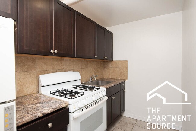 Primary Photo - 1371 W Estes Ave