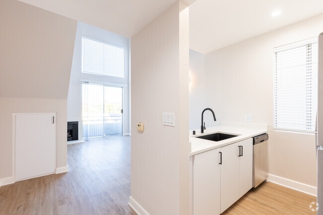 2BR, 1BA - 715SF - The Tower at Hollywood Hills