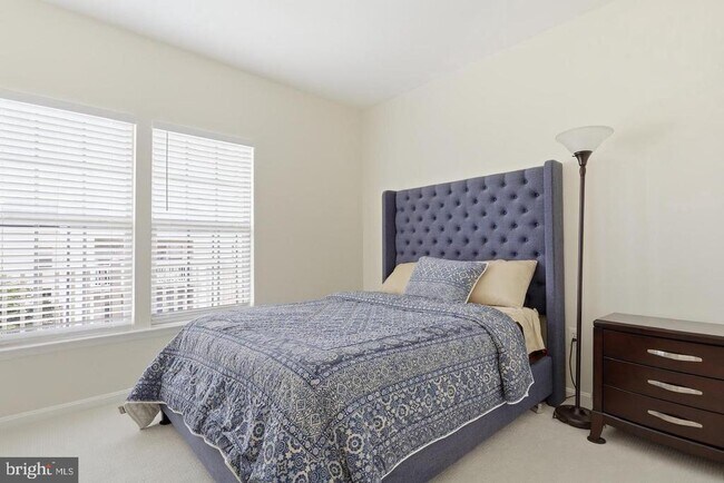 Building Photo - 7931 Crescent Park Dr