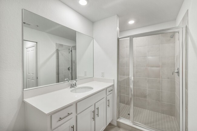 Spacious Master Bath with walk in shower - 14091 Heritage Landing Blvd