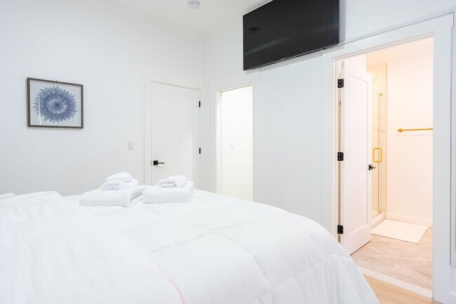 Building Photo - 42 White St Pl