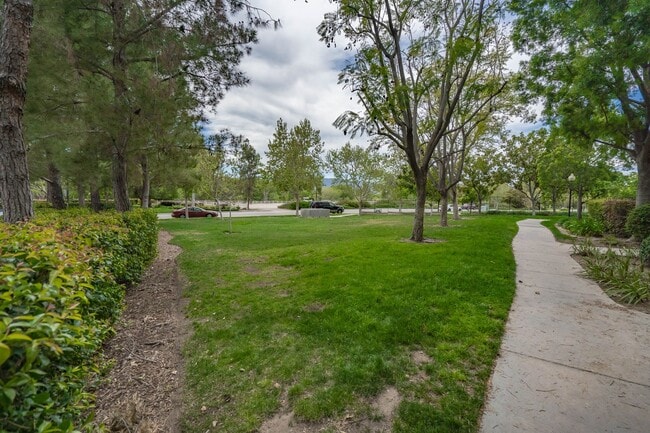 Building Photo - Bridgeport 3 Bedroom Townhome in Valencia!