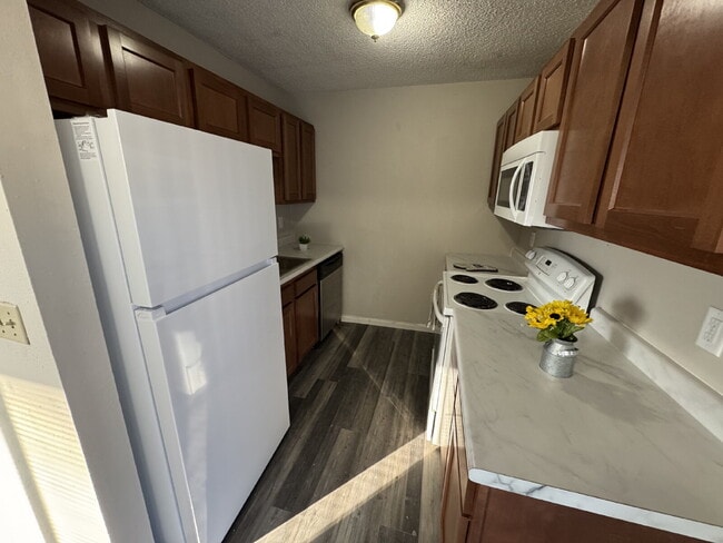 Building Photo - "Charming 2-Bed Oasis in Springfield – Cozy 777 sq ft Retreat!"