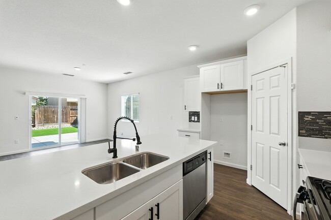 Building Photo - Modern, solar-ready, 3 bed / 2 bath House ...