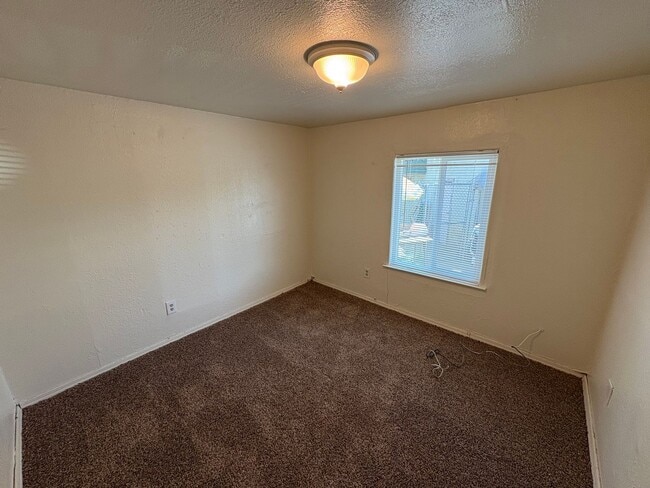 Building Photo - Dinuba Home Rent Ready !