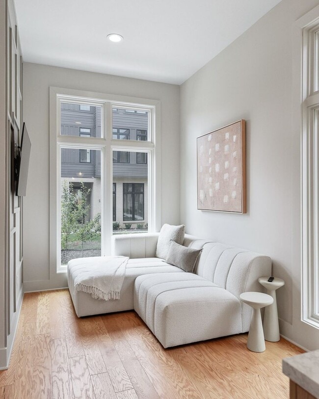 Building Photo - Stunning End Unit Townhome in Salemtown