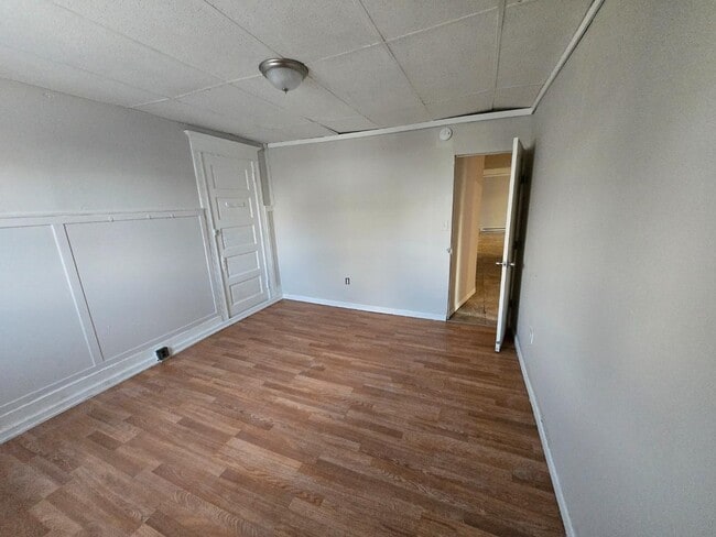 Building Photo - 300 William St