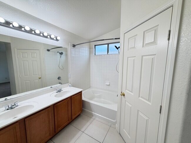 Building Photo - This proeprty has been shown before and will be leased to the first qualified applicant. To sched...