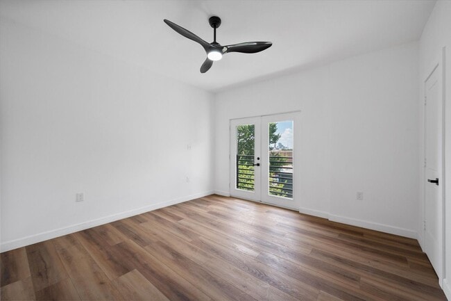 Building Photo - Spacious Townhouse in Dallas