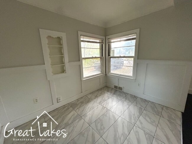 Building Photo - Cozy 2 Bedroom 1 Bathroom now available fo...