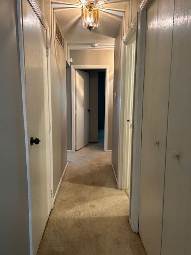 Building Photo - 2500 sq. ft. 4 Bedroom Ranch Home w/Large ...