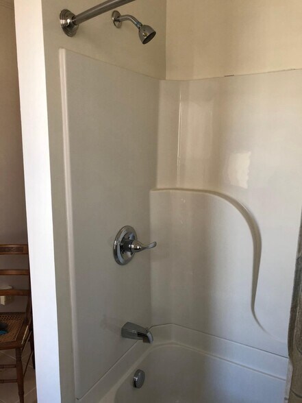 Building Photo - 185 1/2 Home St