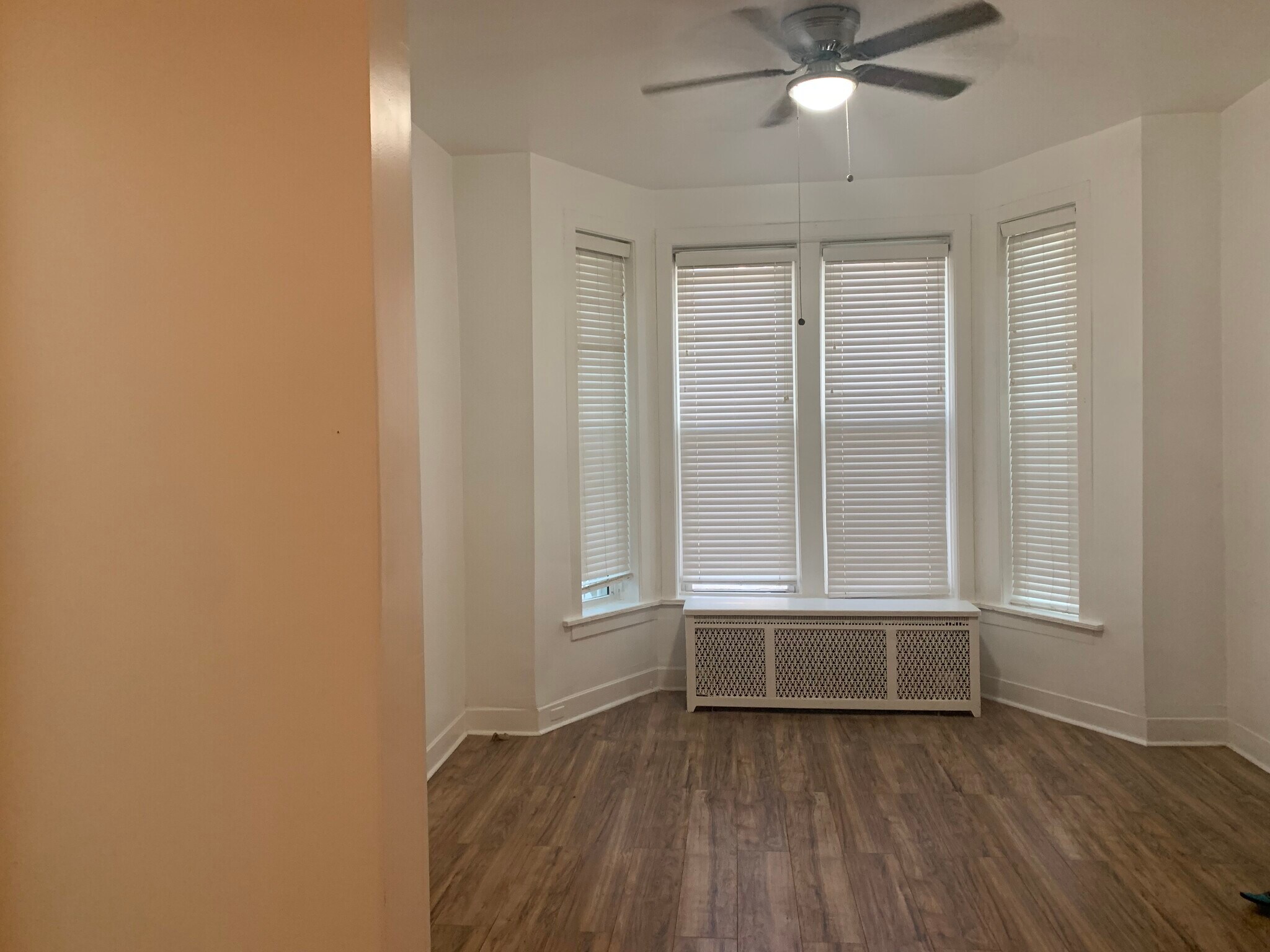 Living roo - 2930 W Polk St