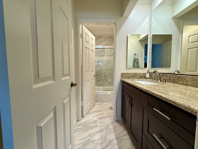Building Photo - Luxury and Spacious Townhouse with Large Fenced Yard! Double Car Garage!