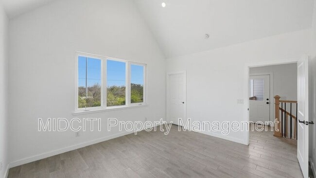 Building Photo - 895 E Mather St