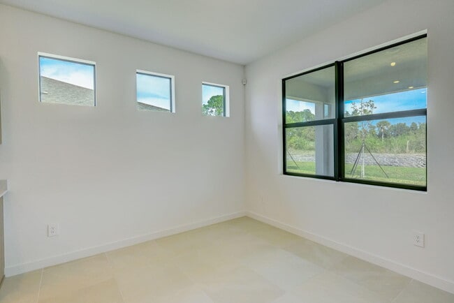 Building Photo - 5946 SE Sky Blue Cir