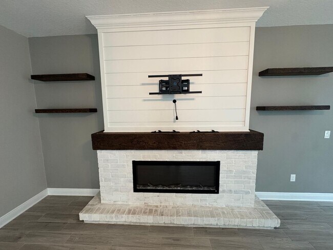 Building Photo - Spacious 5-Bedroom Riverview Home