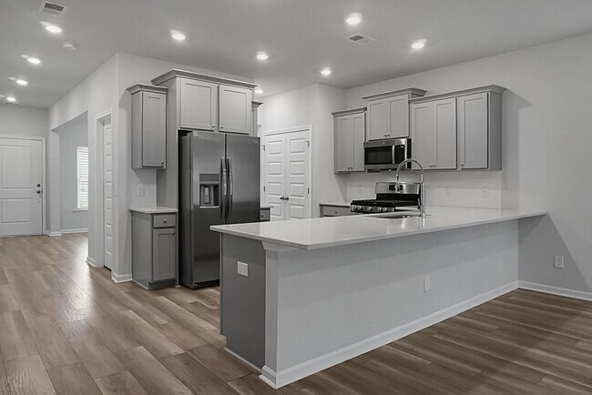 Building Photo - 5 Bedroom, 3.5 Bath, Beautiful Summerville Home, Master on Main