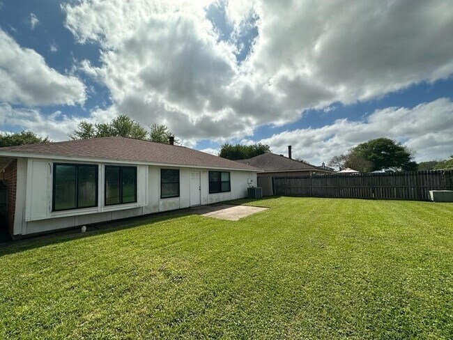 Building Photo - 10921 Pecan Dr
