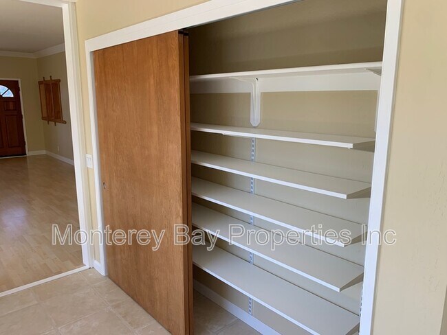 Building Photo - 1715 Matthews Ln