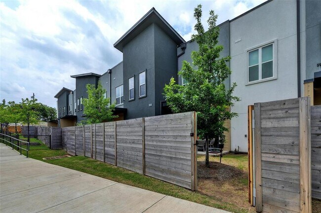 Building Photo - 4901 Springdale Rd