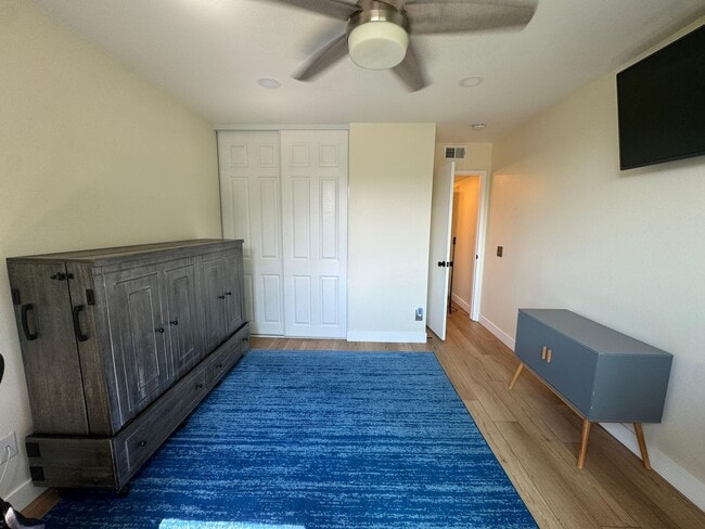 Building Photo - Move in ready Condo!