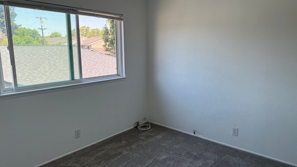 Building Photo - 568 Hazel Dell Way