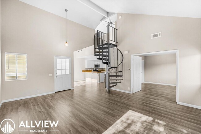 Building Photo - 2 Bedroom, 2 Bathroom Updated Townhome in ...