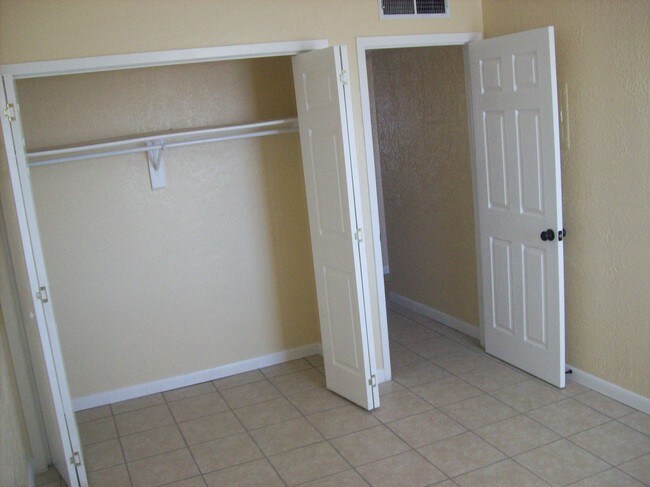 Building Photo - 2522 Gold Ave