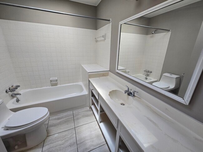 Building Photo - 3844 Creek Ct