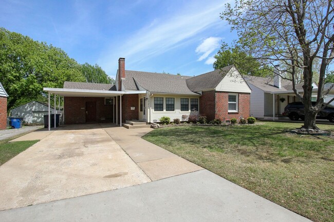 Building Photo - Midtown Charmer With So Much Space!