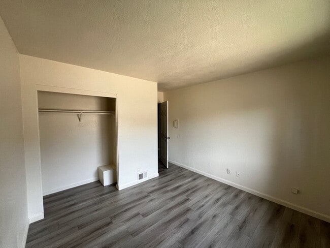 Building Photo - 2-bedroom condo near shopping & restaurants!