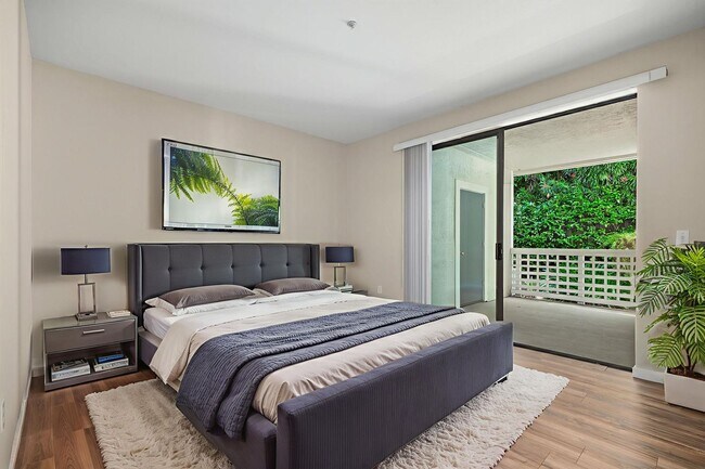 Building Photo - Beautiful single level condo, lower level ...