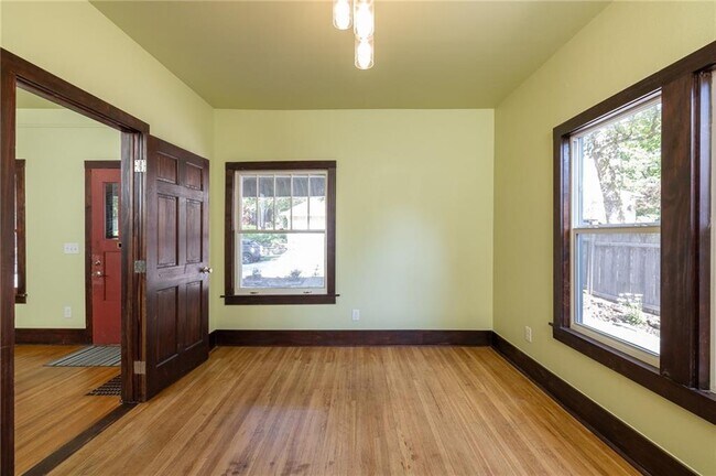 Building Photo - 312 S Willow Ave