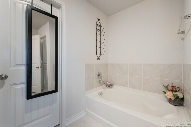 Building Photo - 5927 Hindes Stone
