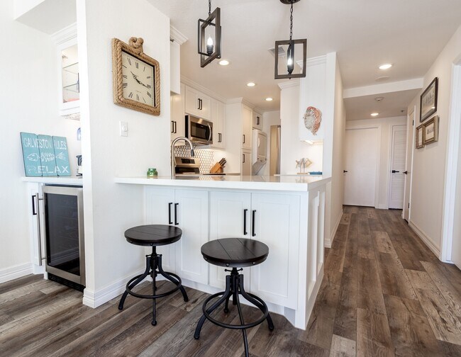 Building Photo - 7700 Seawall Blvd