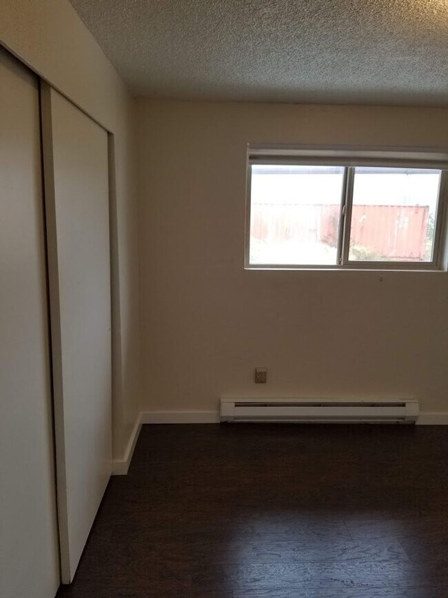 Building Photo - Newly Remodeled 1 Bedroom Apartment / Ground Floor Unit