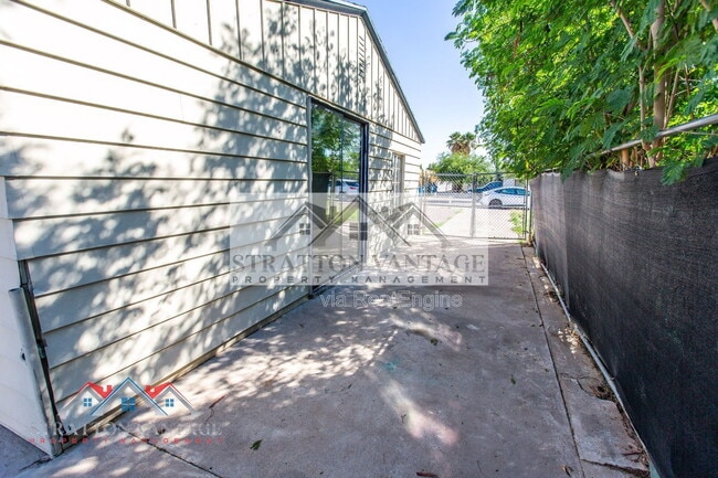 Building Photo - 1324 W Clarendon Ave