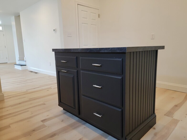 Building Photo - 113 E Chestnut St