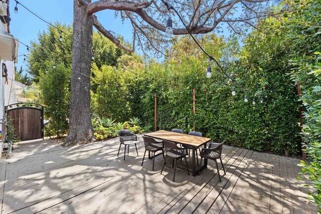 Building Photo - Traditional home | 3 bed 3 bath | Prime Pico-Robertson Area