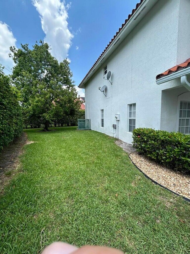 Building Photo - 13519 Fountain View Blvd