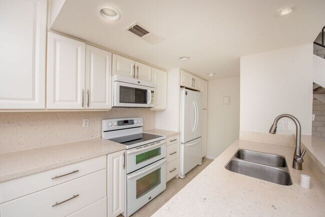 Building Photo - Huntington Beach Townhouse