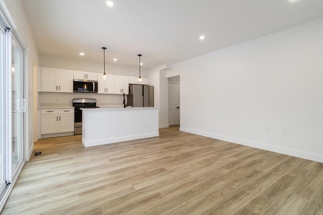 Building Photo - 2 Elmwood St