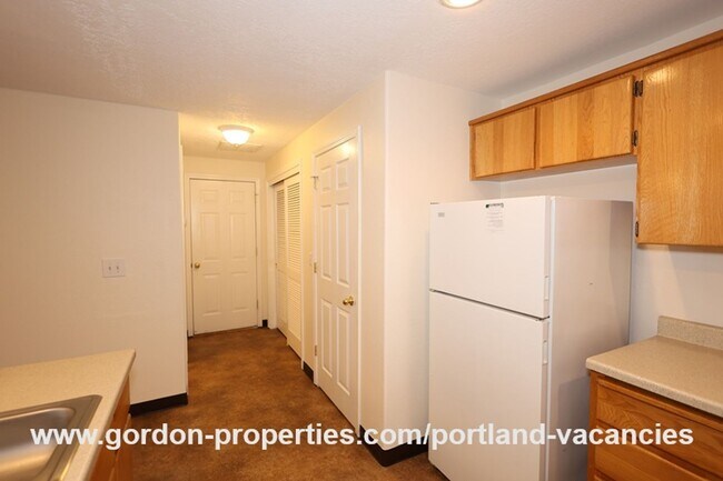 Building Photo - SE 73rd Ave - 3 bedroom townhouse in Mt Scott-Arleta neighborhood