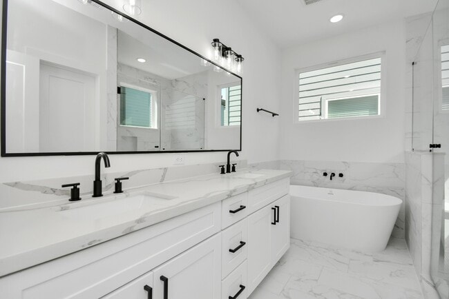 Building Photo - 3036 Live Oak St