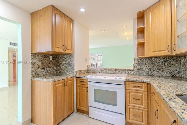 Building Photo - 121 Golden Isles Dr