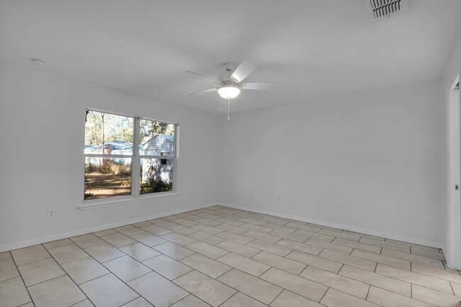 Building Photo - 3/2 Home In Silver Springs Shores